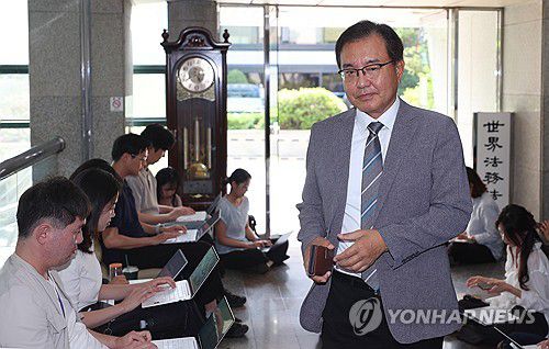 출근하는 이명현 특별검사(서울=연합뉴스) 김도훈 기자 = 순직 해병 수사 방해 의혹 사건을 수사하는 이명현 특별검사가 19일 서울 서초구 자신의 사무실로 출근하고 있다. 2025.6.19 superdoo82@yna.co.kr