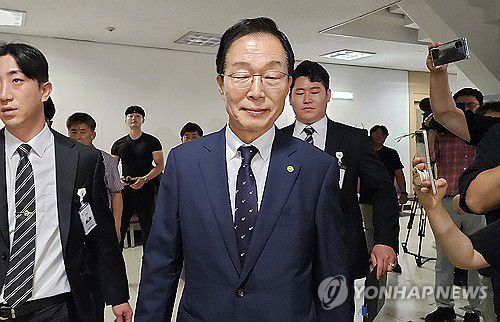 법정 향하는 임종식 경북도교육감(대구=연합뉴스) 김선형 기자 = 뇌물 혐의 등으로 1심에서 징역 2년 6개월을 선고받은 임종식 경북도교육감이 19일 대구지법에서 2심 재판을 받기 위해 법정으로 향하고 있다. 2025.6.19 sunhyung@yna.co.kr