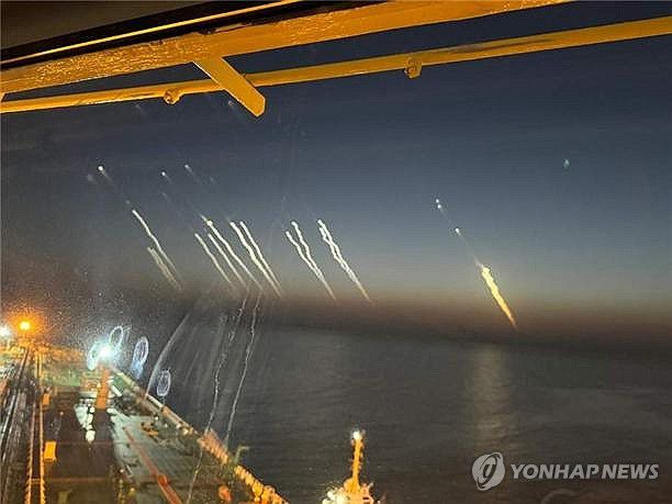 호르무즈해협 긴장 고조(부산=연합뉴스) 호르무즈 해협을 항해 중인 한국 선박의 선원이 직접 촬영한 미사일 발사 장면. 2025.6.19 [전국해상선원노동조합연맹 제공. 재판매 및 DB 금지] psj19@yna.co.kr