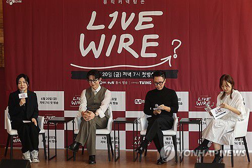 라이브와이어 제작발표회(서울=연합뉴스) 류효림 기자 = 신유선 PD(왼쪽부터), 뮤지션 정재형, 코드쿤스트가 19일 서울 중구 커뮤니티하우스 마실에서 열린 Mnet '라이브 와이어' 제작발표회에서 인사말을 하고 있다. 2025.6.19 ryousanta@yna.co.kr
