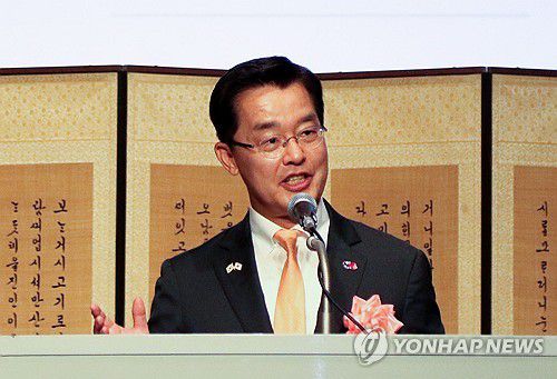 '수교 60주년 기념 행사'에서 인사말 하는 박철희 대사(도쿄=연합뉴스) 박상현 특파원 = 박철희 주일 한국대사가 19일 뉴오타니호텔 도쿄에서 열린 주일 한국대사관 주최 한일 국교 정상화 60주년 기념 리셉션에서 인사말을 하고 있다. 2025.6.19 psh59@yna.co.kr