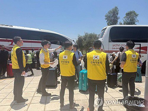 요르단 국경검문소에서 영사조력하는 신속대응팀(서울=연합뉴스) 이스라엘과 이란 간 무력 충돌로 안전 우려가 커지면서 양국에 거주하던 우리 국민과 가족 수십여명이 정부 지원 속에 대피했다.     이스라엘 체류 우리 국민 25명 및 이스라엘 국적 가족 1명이 19일 오전 (현지시간) 우리 정부가 제공한 교통편을 통해 육로로 요르단에 무사히 도착했다.     이번 대피로 현재 이스라엘에 남아있는 국민은 460여명 가량이다.     사진은 19일(현지시간) 요르단 국경검문소에서 영사조력하는 신속대응팀. 2025.6.19 [외교부 제공. 재판매 및 DB 금지] photo@yna.co.kr