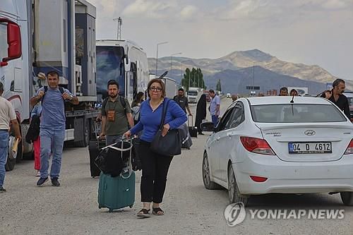 이스라엘 공습 피해 피란길에 나선 이란인들(귀블락 AP=연합뉴스) 16일(현지시간) 튀르키예 귀르블락 국경에서 이란 시민들이 튀르키예에 도착한 모습. 2025.06.17