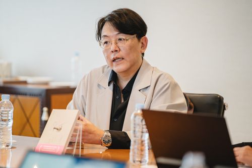 인터뷰하는 대만 작가 궈창성대만의 소설가 궈창성이 19일 서울 강남구의 한 호텔 회의실에서 작년 출간된 '피아노 조율사'와 관련한 인터뷰를 하고 있다. [민음사 제공. 재판매 및 DB 금지]