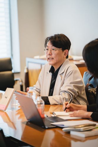 인터뷰하는 대만 작가 궈창성대만의 소설가 궈창성이 19일 서울 강남구의 한 호텔 회의실에서 작년 출간된 '피아노 조율사'와 관련한 인터뷰를 하고 있다. [민음사 제공. 재판매 및 DB 금지]