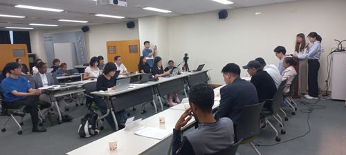 난민들이 겪는 현실을 전하는 5명의 증언자(서울=연합뉴스) 박현수 기자 = 난민 증언대회에서 5명의 난민이 난민들이 처한 현실에 대해 증언하고 있다. 2025. 06. 20 phyeonsoo@yna.co.kr