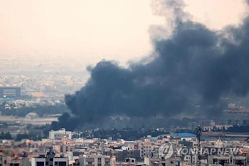폭격으로 연기에 휩싸인 이란 수도 테헤란 [AFP 연합뉴스 자료사진]