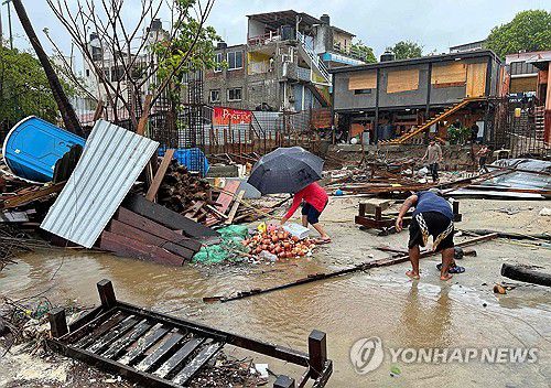 19일(현지시간) 허리케인 지나간 멕시코 서부서 피해 복구[푸에로토에스콘티도 AFP=연합뉴스. 재판매 및 DB 금지]