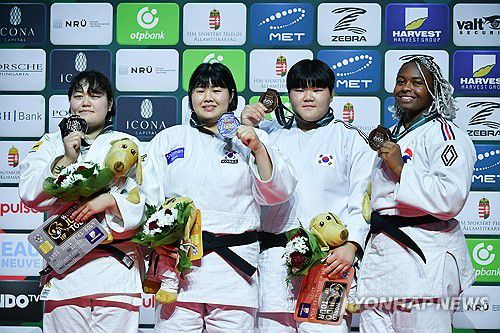 금메달 딴 김하윤(왼쪽에서 두 번째)과 동메달리스트 이현지(왼쪽에서 세 번째)[AFP=연합뉴스]