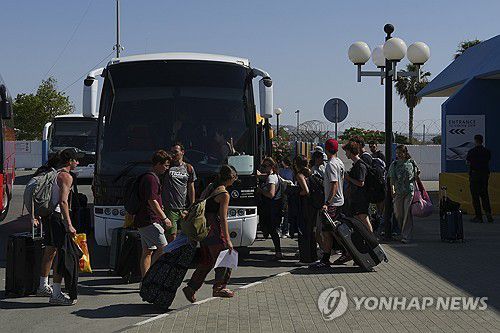 이스라엘에서 버스로 대피 중인 키프러스인들[AP=연합뉴스 자료사진. 재판매 및 DB 금지]