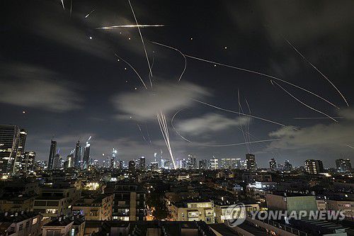 텔아비브 상공에서 이란이 발사한 미사일을 요격하는 이스라엘 방공망[AP 연합뉴스 자료사진. 재판매 및 DB 금지]