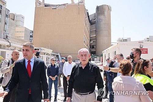 미사일 피격 피해 현장을 찾은 이스라엘 총리(베르셰바 EPA=연합뉴스) 19일(현지시간) 이란이 발사한 탄도미사일에 맞은 이스라엘 남부 베르셰바 대형병원을 찾은 베냐민 네타냐후 이스라엘 총리. 2025.6.19