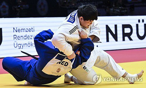 허리 대돌리기 한판 성공하는 이현지[EPA=연합뉴스]