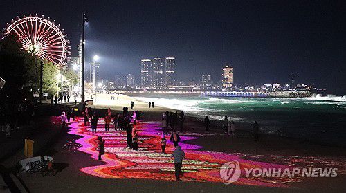 모래사장 위 미디어아트…'빛의 바다, 속초'[연합뉴스 자료사진]