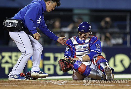 고통스러워하는 강민호[연합뉴스 자료사진]