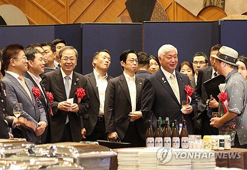 '한일수교 60주년 기념행사'에 모인 일본 각료들(도쿄=연합뉴스) 박상현 특파원 = 주일 한국대사관이 19일 뉴오타니호텔 도쿄에서 개최한 한일 국교 정상화 60주년 기념 리셉션에 참가한 가토 가쓰노부 재무상, 나카타니 겐 방위상이 웃으며 대화하고 있다.