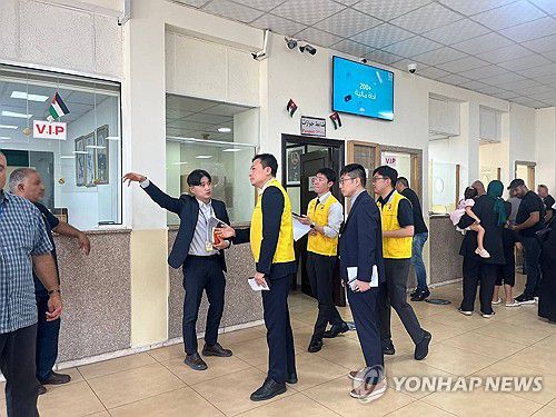 요르단 국경검문소에서 영사조력하는 신속대응팀(서울=연합뉴스) 이스라엘과 이란 간 무력 충돌로 안전 우려가 커지면서 양국에 거주하던 우리 국민과 가족 수십여명이 정부 지원 속에 대피했다.     이스라엘 체류 우리 국민 25명 및 이스라엘 국적 가족 1명이 19일 오전(현지시간) 우리 정부가 제공한 교통편을 통해 육로로 요르단에 무사히 도착했다.     이번 대피로 현재 이스라엘에 남아있는 국민은 460여명 가량이다.     사진은 19일(현지시간) 요르단 국경검문소에서 영사조력하는 신속대응팀. 2025.6.19 [외교부 제공. 재판매 및 DB 금지] photo@yna.co.kr