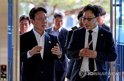 대구 찾은 김민석 총리 후보자(대구=연합뉴스) 윤관식 기자 = 김민석 국무총리 후보자가 20일 대구 수성구 대구디지털혁신진흥원에서 열린 '인공지능 전환(AX) 연구거점 조성을 위한 경청 간담회'에 참석하기 위해 이동하고 있다. 2025.6.20 psik@yna.co.kr