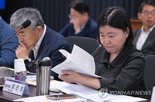 국정기획위원회 참석한 임은정 검사(서울=연합뉴스) 최재구 기자 = 국정기획위원회 정치행정분과 전문위원을 맡은 임은정 대전지검 부장검사가 20일 오전 서울 종로구 정부서울청사 창성동 별관에서 열린 검찰청 업무보고에서 자료를 살피고 있다. 2025.6.20 [공동취재] jjaeck9@yna.co.kr