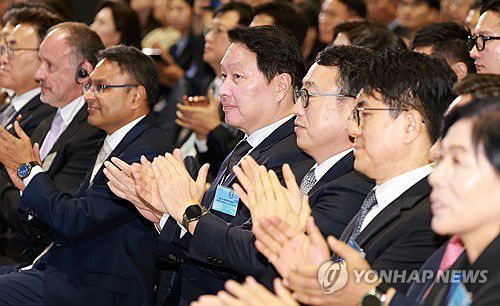 박수치는 최태원 SK그룹 회장(울산=연합뉴스) 홍해인 기자 = 최태원 SK그룹 회장 겸 대한상공회의소 회장이 20일 울산전시컨벤션센터에서 열린 울산 인공지능(AI) 데이터센터 출범식에서 박수치고 있다. 2025.6.20 [대통령실통신사진기자단] hihong@yna.co.kr