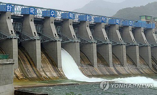 요란한 장맛비에 수문 연 춘천댐(춘천=연합뉴스) 중부지역을 중심으로 많은 비가 내리는 20일 강원 춘천시 춘천댐이 수문을 열고 하류로 물을 흘려보내고 있다. 2025.6.20 [독자 제공. 재판매 및 DB 금지] yangdoo@yna.co.kr