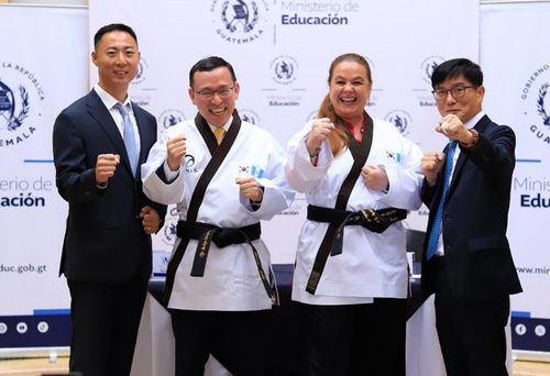 태권도 도복 입고 포즈(과테말라시티=연합뉴스) 아나베야 히라카 과테말라 교육부 장관(오른쪽 두번째)과 김득환 주과테말라 대사(왼쪽 두번째)가 지난 19일(현지시간) 과테말라시티에 있는 과테말라 교육부에서 태권도 활성화를 위한 업무 협약을 체결하고서 도복을 입고 한국의 태권도진흥재단 관계자와 함께 기념 촬영하고 있다. 2025.6.21 [주과테말라 한국대사관 제공. 재판매 및 DB 금지]