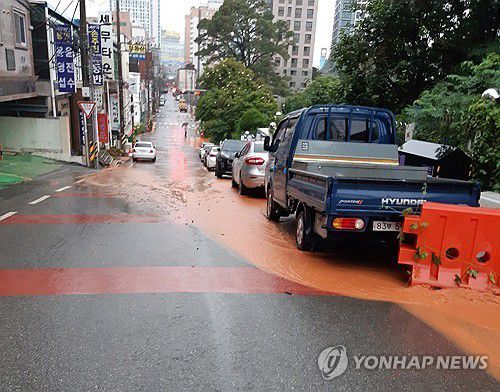 집중호우에 토사유출(광주=연합뉴스) 정체전선이 남하해 폭우가 쏟아지는 21일 오전 광주 서구 쌍촌동 한 도로에 인근 공사장 토사가 빗물을 타고 유출되고 있다. 2025.6.21 [광주 서구 제공. 재판매 및 DB 금지] in@yna.co.kr