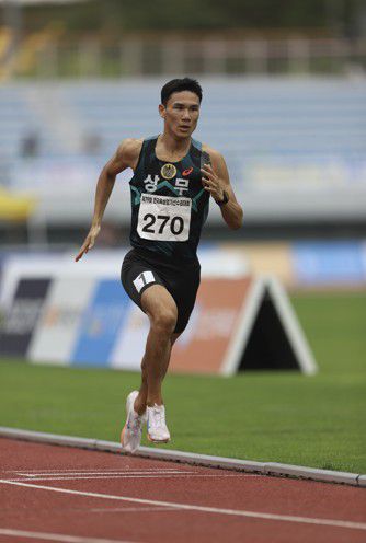 이재웅, 전국육상선수권 남자 1,500ｍ 우승(서울=연합뉴스) 이재웅이 21일 강원 정선종합운동장에서 열린 제79회 전국육상경기선수권대회 남자 1,500ｍ 경기에서 역주하고 있다. [대한육상연맹 제공. 재판매 및 DB금지]