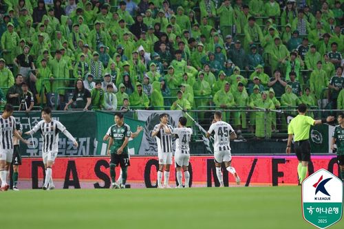 류재문의 선제골 후 세리머니 하는 서울 선수들.[한국프로축구연맹 제공. 재판매 및 DB 금지]