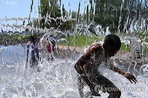 21일(현지시간) 미국 워싱턴DC 야외수영장에서 더위를 식히는 주민들[AFP 연합뉴스]