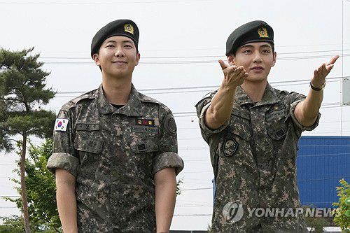 지난 10일 전역한 RM과 뷔[AP 연합뉴스 자료사진. 재판매 및 DB 금지]