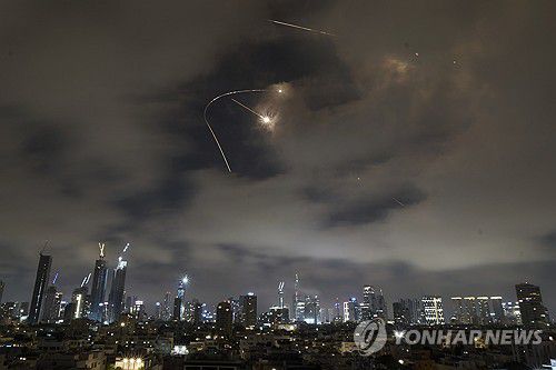 21일(현지시간) 새벽 이스라엘 텔아비브에 날아온 이란발 미사일의 요격 모습[AP 연합뉴스]