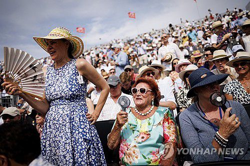 20일(현지시간) 영국 런던에서 폭염 속 퀸스 클럽 챔피언십 테니스 대회를 관람하는 관중들[EPA 연합뉴스]