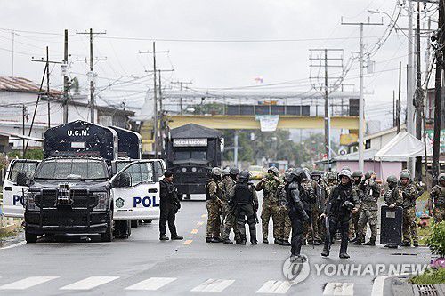 20일(현지시간) 파나마 보카스델토로 지역에 투입된 군과 경찰[창구이놀라 EPA=연합뉴스. 재판매 및 DB 금지]
