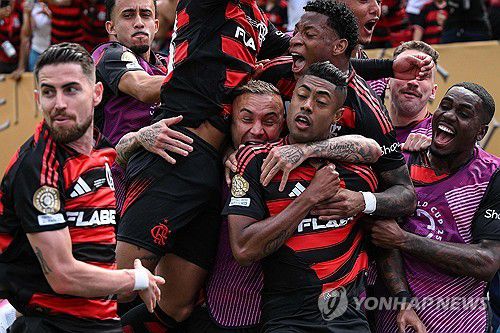 브루누 엔히키의 동점 골에 기뻐하는 플라멩구 선수들[게티이미지/AFP=연합뉴스]