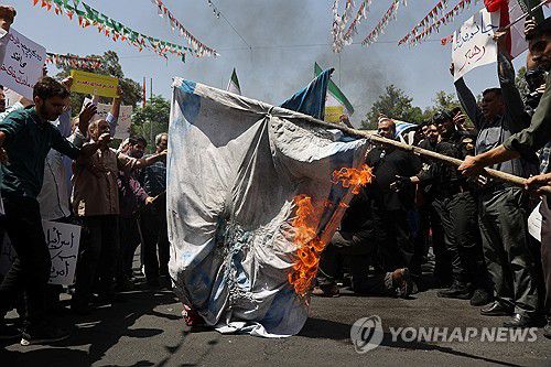 불타는 이스라엘·미국 국기(테헤란 WANA·로이터=연합뉴스) 20일(현지시간) 이란 수도 테헤란 거리에서 시민들이 이스라엘과 미국을 규탄하는 시위 중이다. 2025.6.21 photo@yna.co.kr