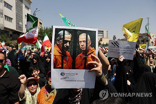 '쇠창살 뒤의 네타냐후·갈란트'(테헤란 WANA·로이터=연합뉴스) 20일(현지시간) 이란 수도 테헤란 거리에서 시민들이 이스라엘과 미국을 규탄하는 시위 중이다. 2025.6.21 photo@yna.co.kr