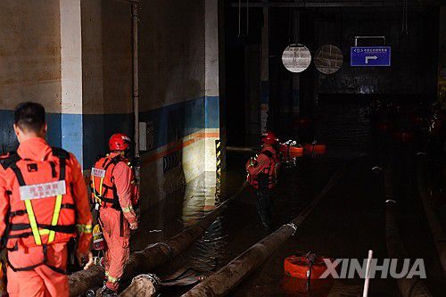 중국 후난성 룽산현 지하주차장 홍수 피해[신화 연합뉴스]