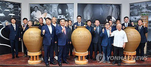 울산옹기축제 개막 축하 파이팅(울산=연합뉴스) 3∼5일 울산시 울주군 온양읍 외고산 옹기마을 일대에서 울산 대표 문화관광축제인 '2025 울산옹기축제'가 열린 가운데 김두겸 울산시장, 이순걸 울주군수, 최길영 군의장, 천창수 교육감, 옹기장인 등이 개막을 축하하며 파이팅을 외치하고 있다. 2025.5.4 [울주군 제공. 재판매 및 DB 금지] young@yna.co.kr