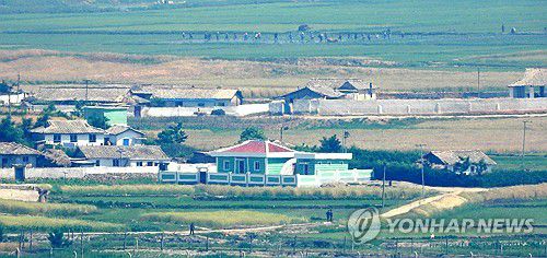 막바지 모내기하는 북한 주민들(인천=연합뉴스) 임순석 기자 = 12일 인천 강화평화전망대에서 바라본 북한 황해도 개풍군 들녘에서 주민들이 막바지 모내기를 하고 있다. 2025.6.12 soonseok02@yna.co.kr