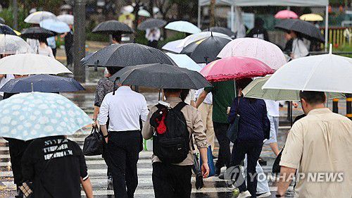 장맛비에 우산 쓴 시민들(서울=연합뉴스) 서대연 기자 = 20일 서울 종로구 광화문 네거리에서 우산을 쓴 시민들이 길을 건너고 있다. 2025.6.20 dwise@yna.co.kr