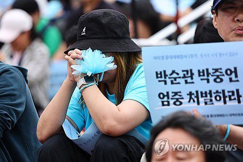 '중대재해 참사가 사라지는 날이 오길'(서울=연합뉴스) 서대연 기자 = 21일 서울역 광장에서 열린 아리셀 중대재해참사 1주기 추모대회에서 한 참가자가 기도하고 있다. 2025.6.21 dwise@yna.co.kr