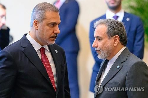 하칸 피단 튀르키예 외무장관과 압바스 아락치 이란 외무장관[AFP=연합뉴스]