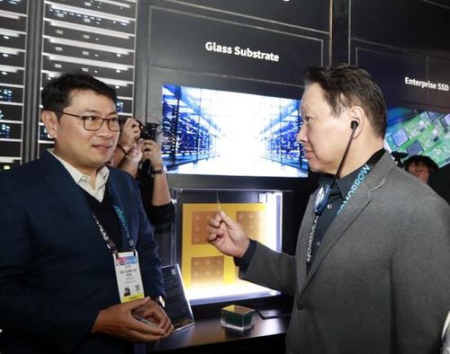 'CES 2025' SK전시관에서 유리기판 살펴보는 최태원 회장[SK 제공. 재판매 및 DB 금지]