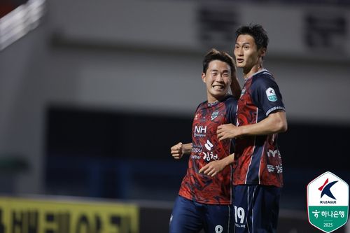 골 넣고 기뻐하는 김천 이승원(오른쪽) [한국프로축구연맹 제공. 재판매 및 DB 금지]