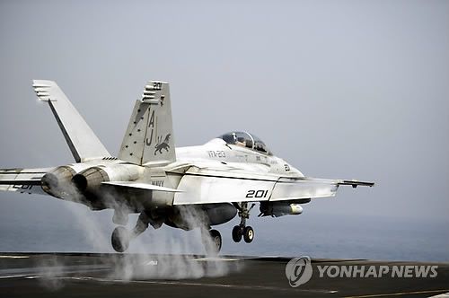 걸프 해역에 배치된 미 항공모함에서 이륙하는 F/A-18 전투기[EPA 연합뉴스 자료사진 재판매 및 DB 금지]