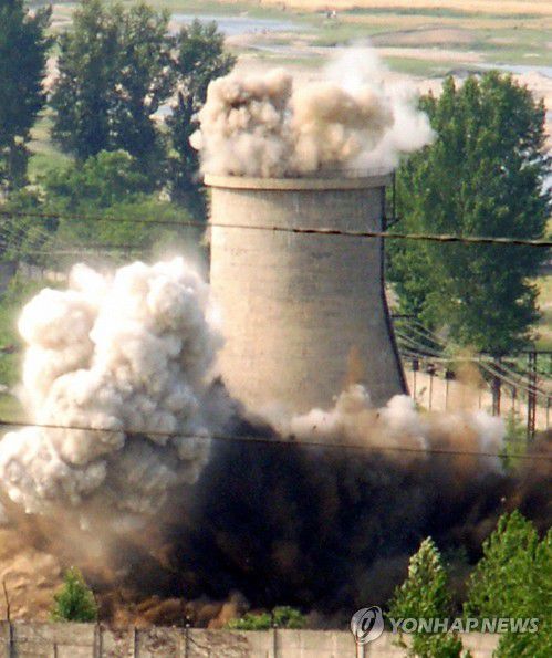 2008년 6월 북한이 비핵화 의지를 밝히기 위해 영변 원자로의 냉각탑을 폭파하는 모습[연합뉴스 자료사진] photo@yna.co.kr