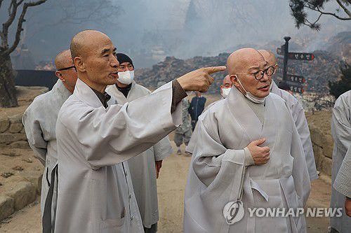 고운사 살피는 조계종 총무원장(의성=연합뉴스) 대한불교조계종 총무원장 진우스님(오른쪽)이 2025년 3월 26일 산불 피해를 본 경북 의성군 고운사를 방문해 고운사 주지 등운스님(왼쪽)으로부터 산불 피해 상황을 듣고 있다. [연합뉴스 자료사진]