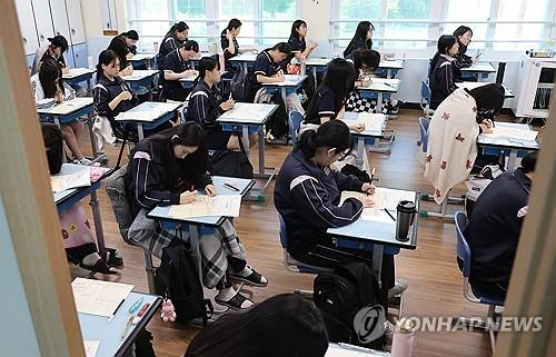 수능 6월 모의평가(부산=연합뉴스) 강선배 기자 = 2026학년도 대학수학능력시험 6월 모의평가 시행일인 4일 오전 부산 사상구 주례여고 학생들이 시험을 준비하고 있다. 2025.6.4 sbkang@yna.co.kr