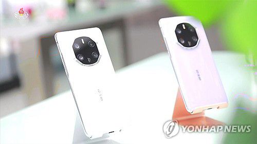 북한, 마두산 브랜드 쿼드 카메라 스마트폰(서울=연합뉴스) 북한 조선중앙TV가 지난 18일 방영한 손전화기(스마트폰) 사용법 프로그램에서 마두산 제작 스마트폰을 공개했다. 이 제품은 후면에 4개 렌즈로 구성된 쿼드 카메라를 장착한 것으로 확인됐다. [조선중앙TV화면] 2025.6.19      [국내에서만 사용 가능. 재배포 금지. For Use Only in the Republic of Korea. No Redistribution] nkphoto@yna.co.kr